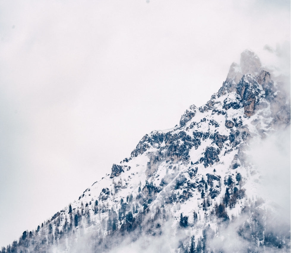 Les montagnes de l'Himalaya en hiver, quelques mois avant la fonte des neiges en haute altitude