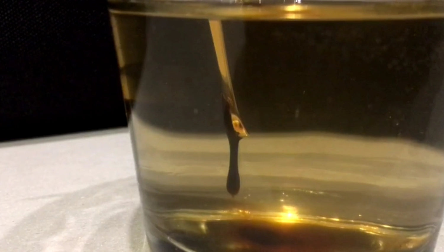 Résine de Shilajit pur dissout dans l'eau chaude